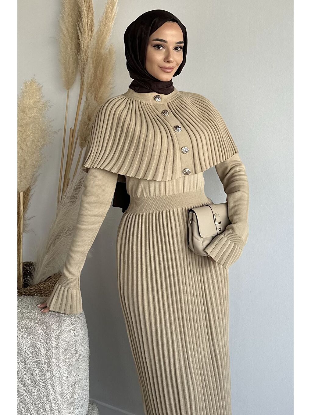 Bej Pelerinli Pileli Tesettür Triko Elbise-3