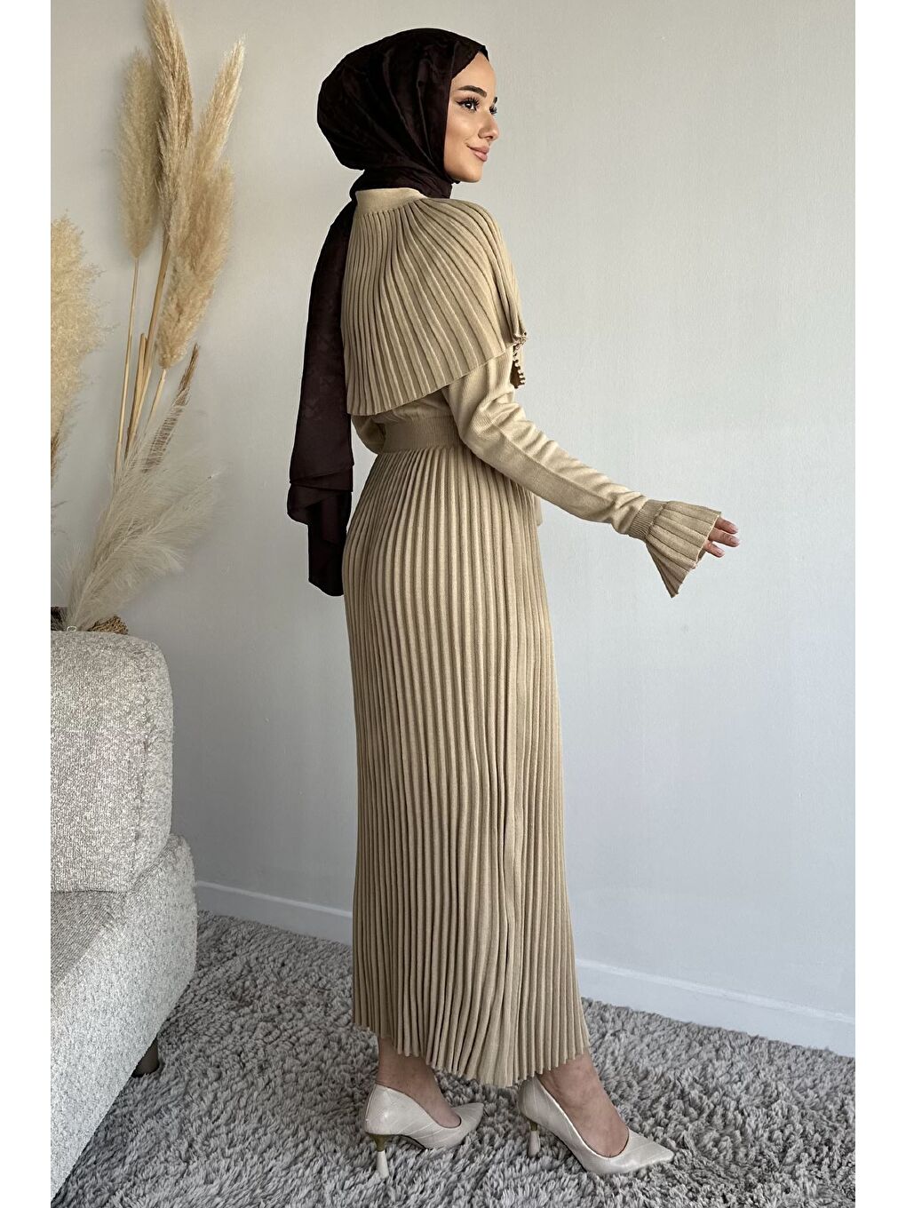 Bej Pelerinli Pileli Tesettür Triko Elbise-4