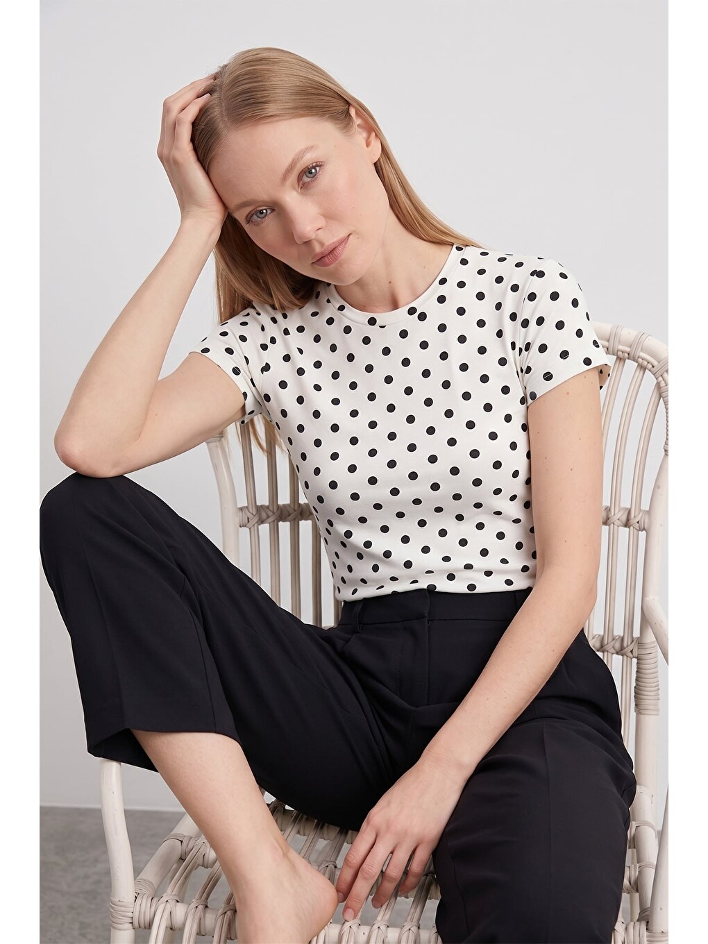 Ekru Puantiyeli Slim Fit Tişört