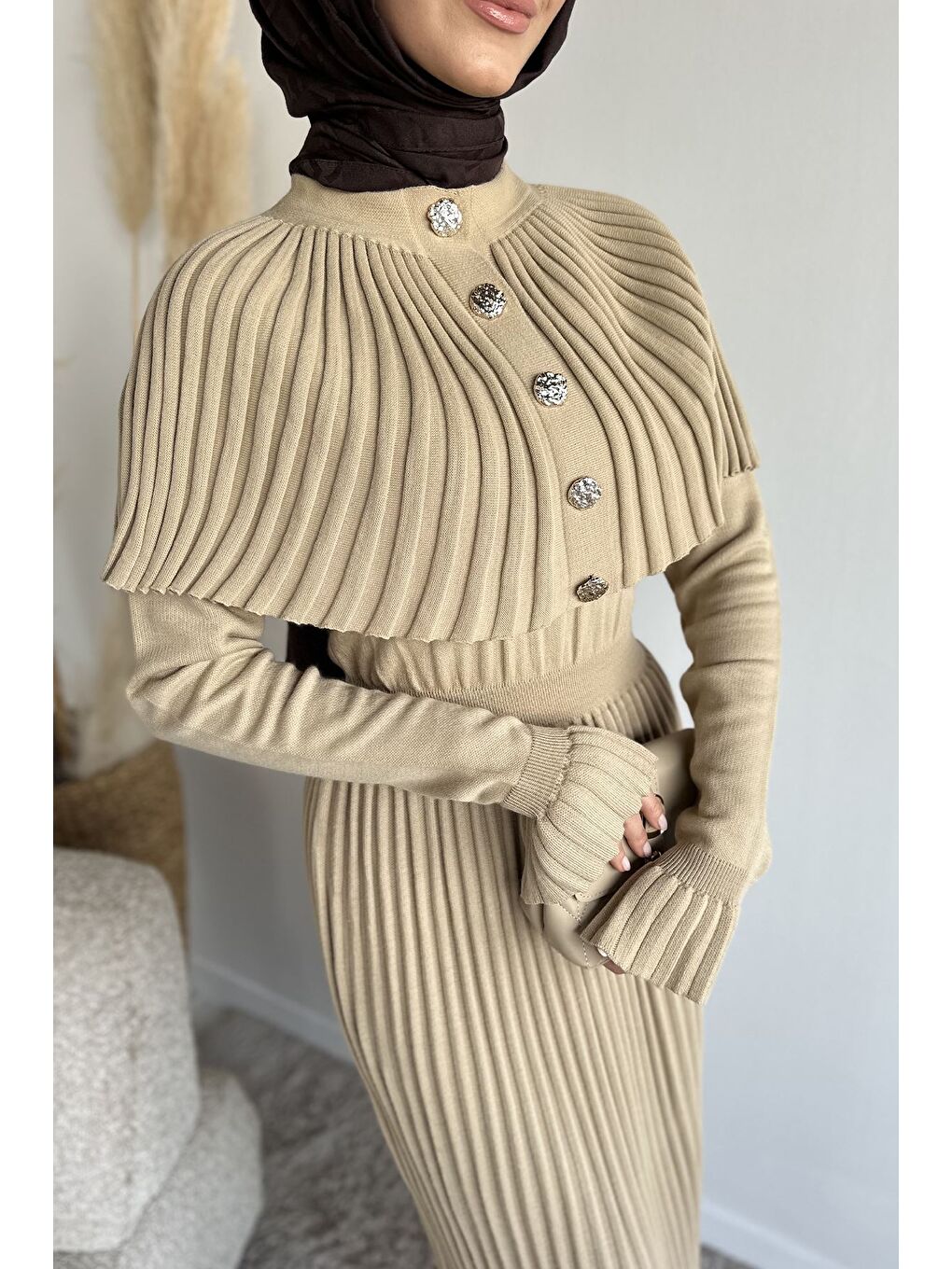 Bej Pelerinli Pileli Tesettür Triko Elbise-6