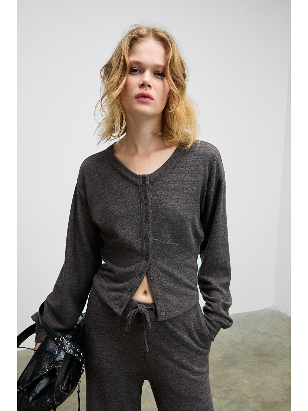Clarıta Kadın Yumuşak Ve Esnek Kumaşlı Bele Oturan Düğmeli Crop Koyu Gri Sweatshirt-4