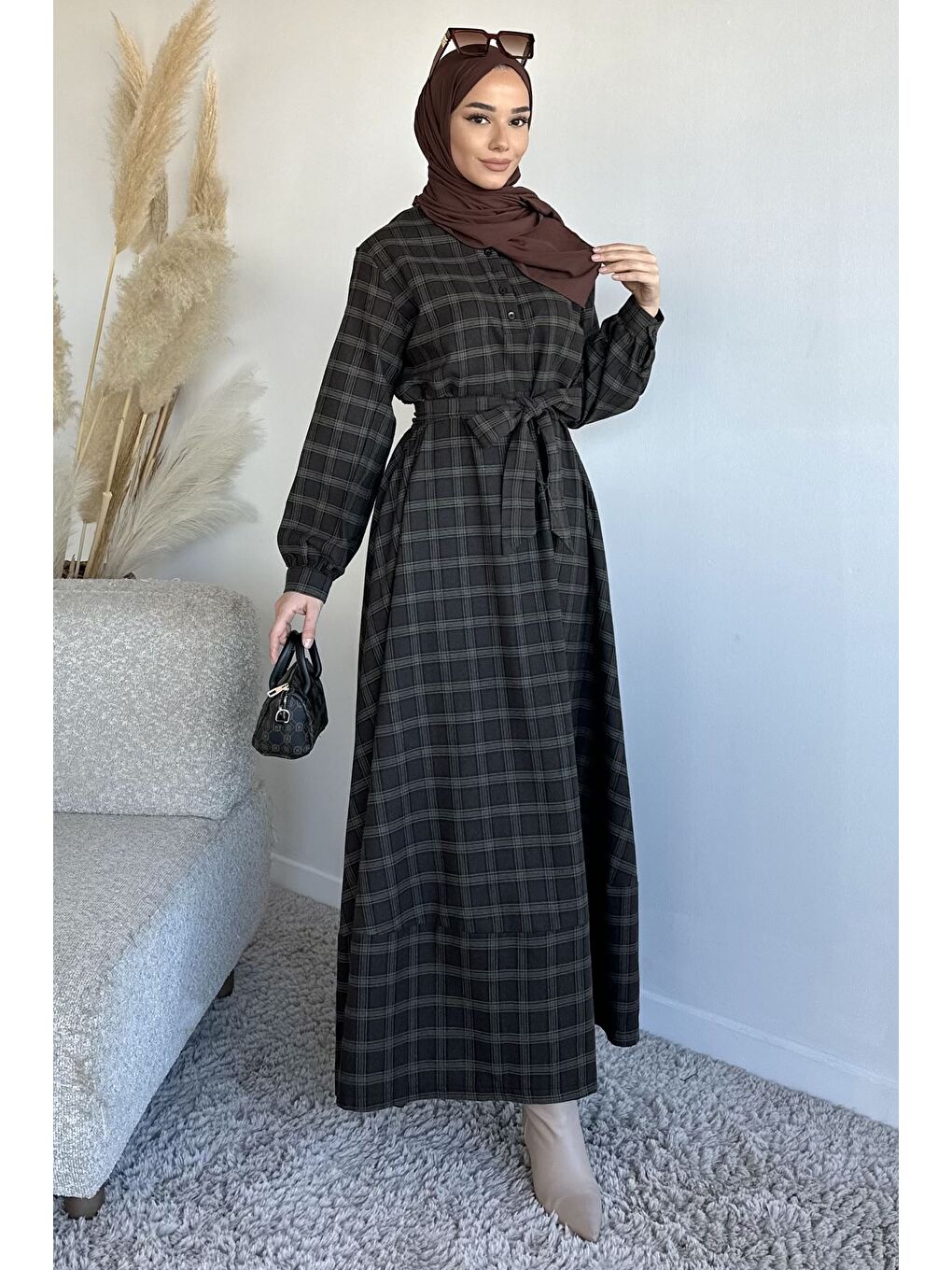 Kahverengi Ön Yarım Düğmeli Bel Kuşaklı Ekose Desenli Tesettür Elbise