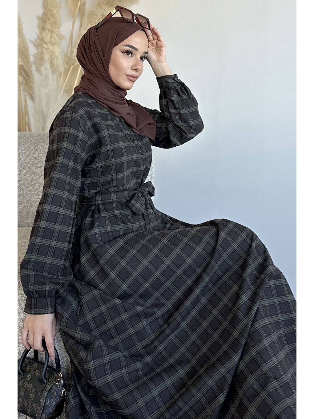 Kahverengi Ön Yarım Düğmeli Bel Kuşaklı Ekose Desenli Tesettür Elbise-3