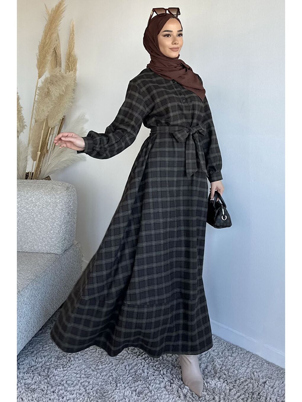 Kahverengi Ön Yarım Düğmeli Bel Kuşaklı Ekose Desenli Tesettür Elbise-4