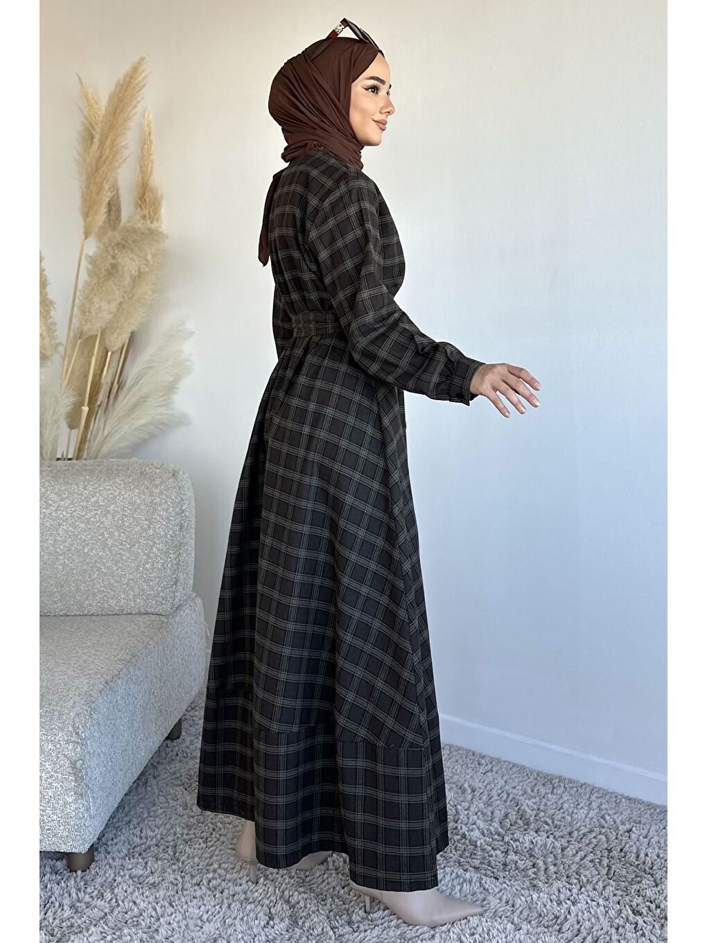 Kahverengi Ön Yarım Düğmeli Bel Kuşaklı Ekose Desenli Tesettür Elbise-6