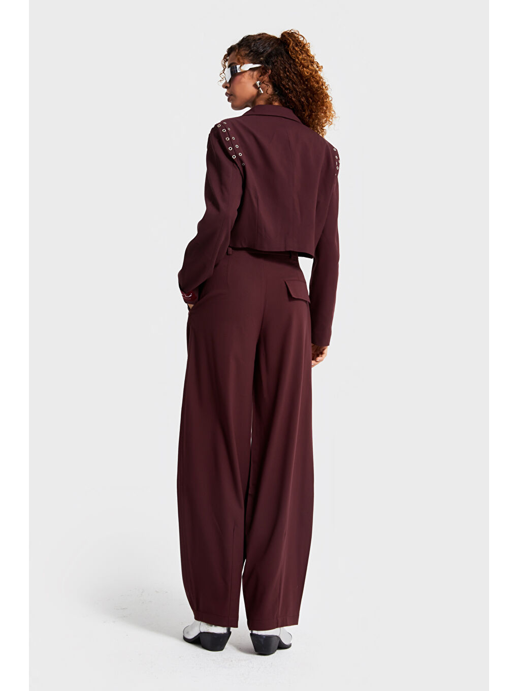 Kadın Bordo Renk Aksesuar Detaylı Bol Kesim Dokuma Kumaş Özel Tasarım Pantolon-3