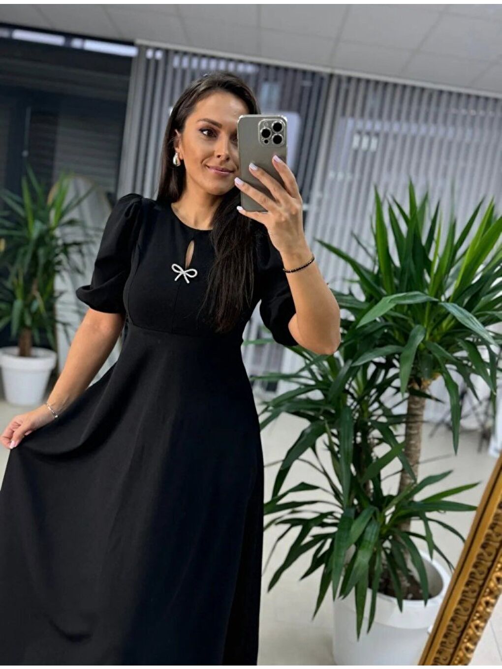 Siyah Kadın Kısa Kollu Bisiklet Yaka Fiyonk Broşlu Midi Janjan Krep Elbise