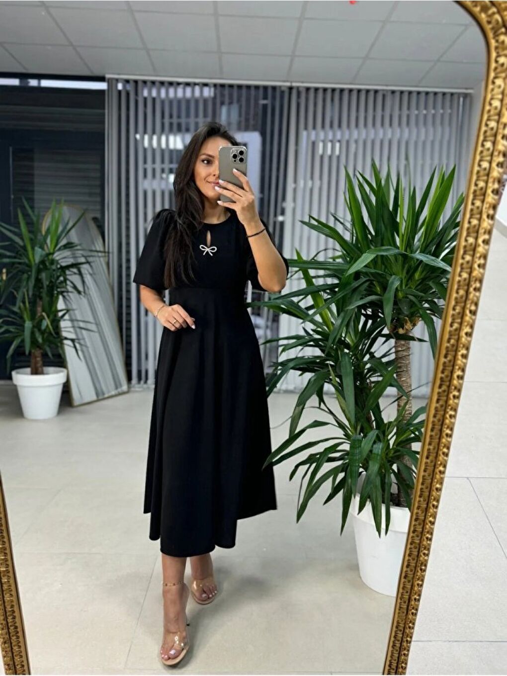 Siyah Kadın Kısa Kollu Bisiklet Yaka Fiyonk Broşlu Midi Janjan Krep Elbise-1