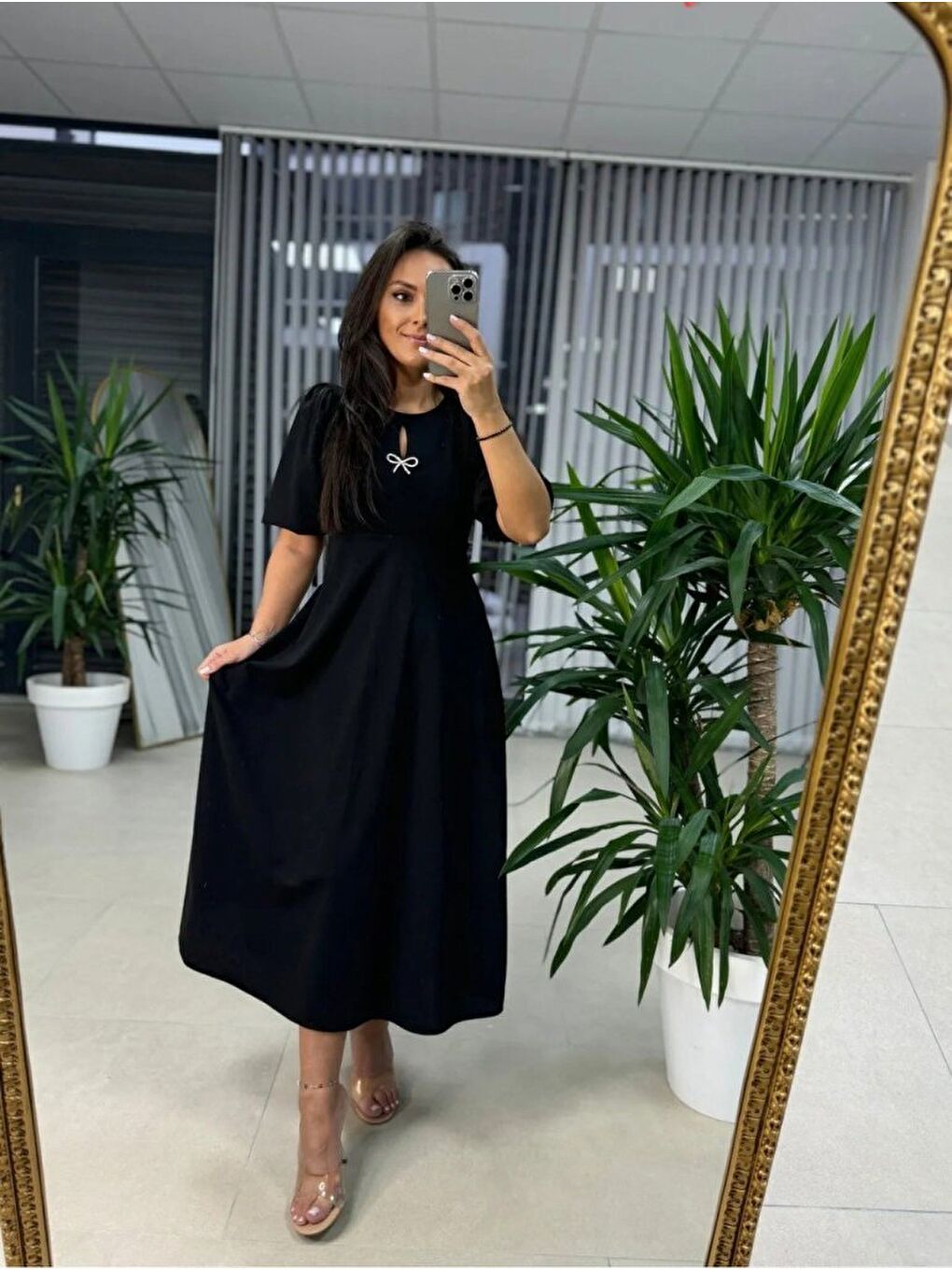 Siyah Kadın Kısa Kollu Bisiklet Yaka Fiyonk Broşlu Midi Janjan Krep Elbise-2