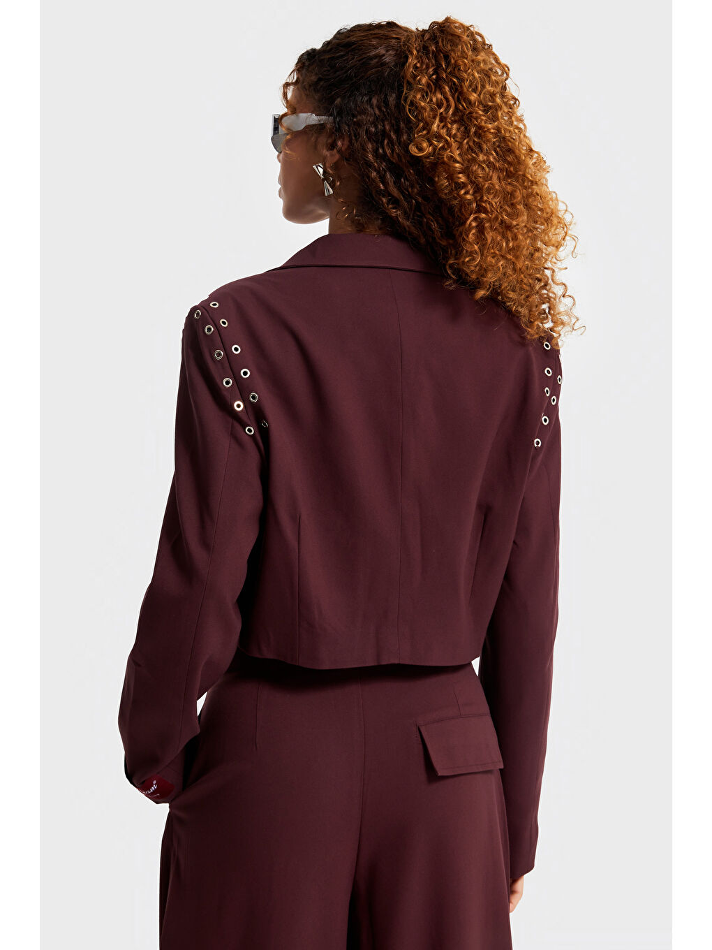 Kadın Bordo Renk Kuş Gözü Detaylı Crop Fit Özel Tasarım Kumaş Ceket-4