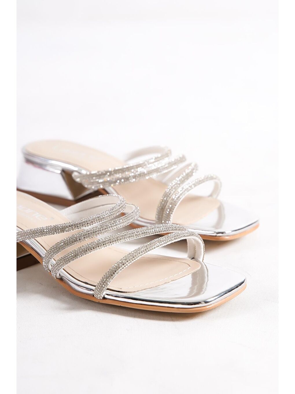 Gri Küt Burunlu Taşlı Bantlı Kısa Topuklu Ayna Kumaş Kadın Terlik-2