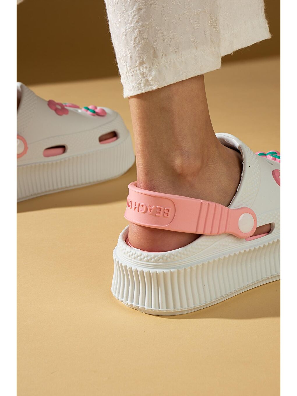 Yüksek Taban Jibbitzli Eva Comfort Kadın Sandalet DNZ224-24BeyazPudra-1