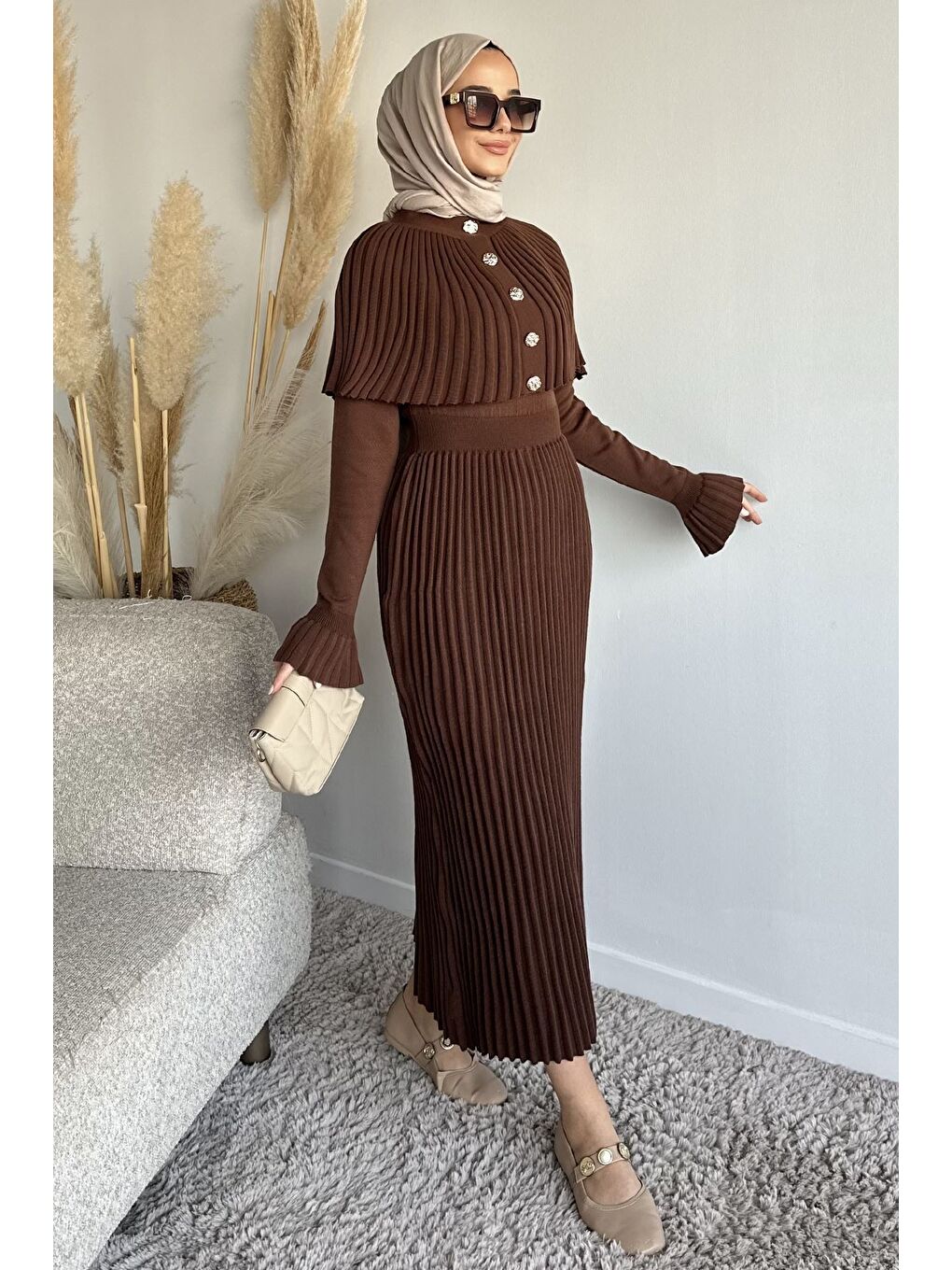 Kahverengi Pelerinli Pileli Tesettür Triko Elbise-1