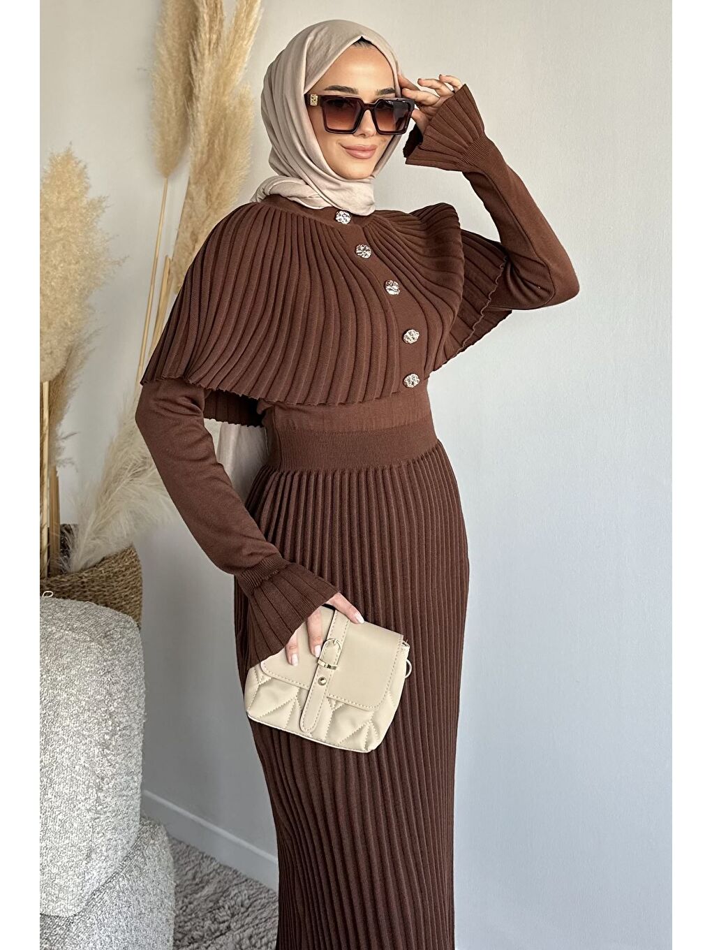 Kahverengi Pelerinli Pileli Tesettür Triko Elbise-2