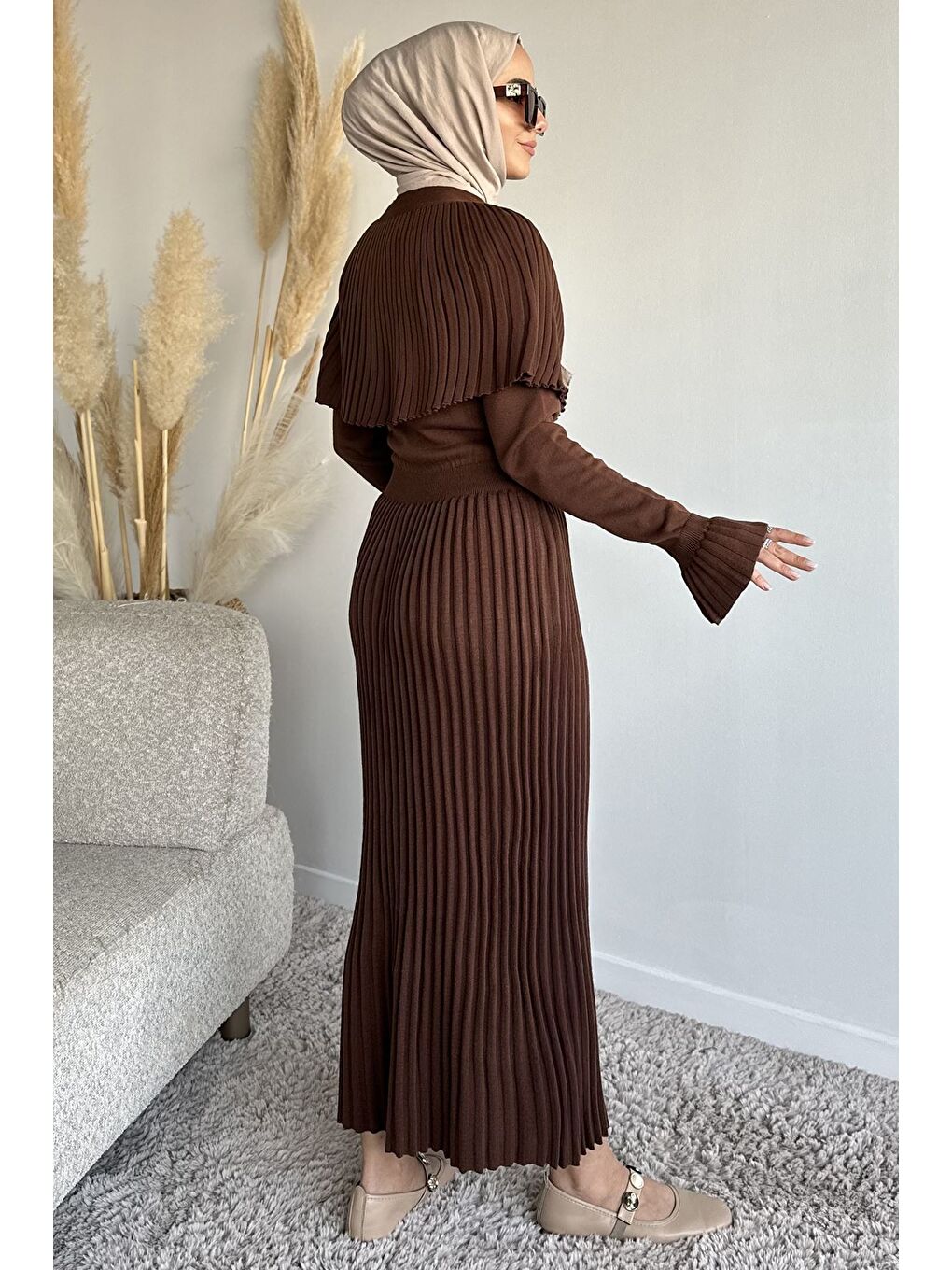 Kahverengi Pelerinli Pileli Tesettür Triko Elbise-5