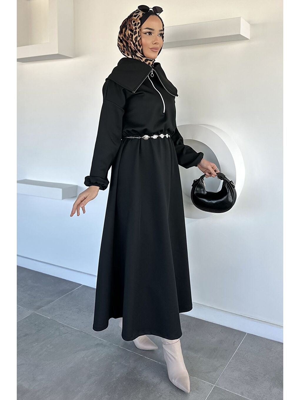 Siyah Ön Yarım Fermuarlı Bel Lastikli Zincir Aksesuarlı Tesettür Elbise-1