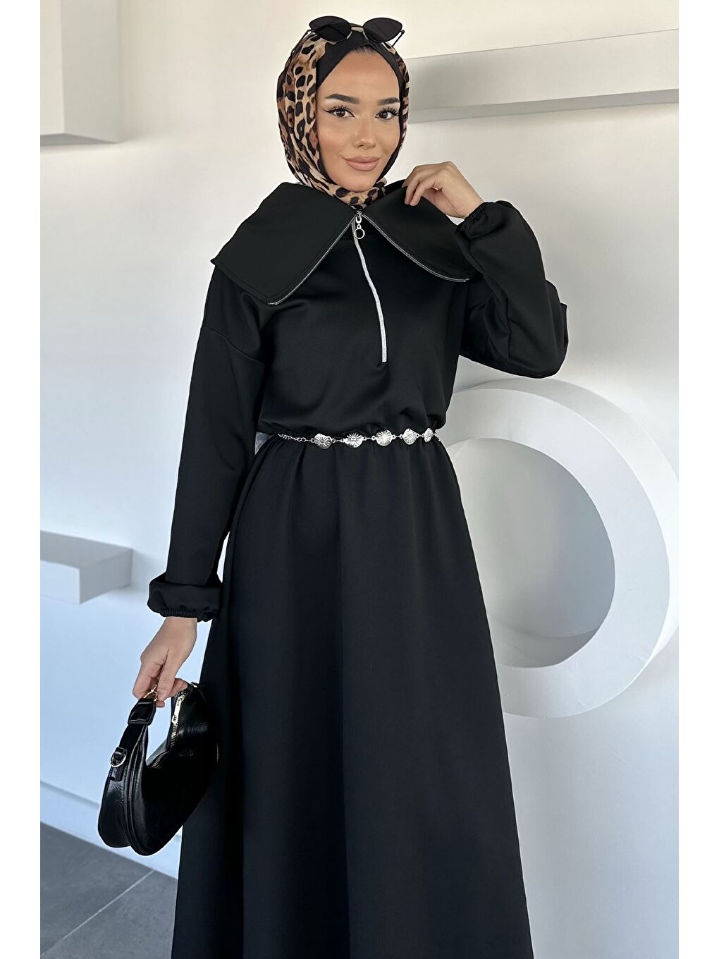 Siyah Ön Yarım Fermuarlı Bel Lastikli Zincir Aksesuarlı Tesettür Elbise-2