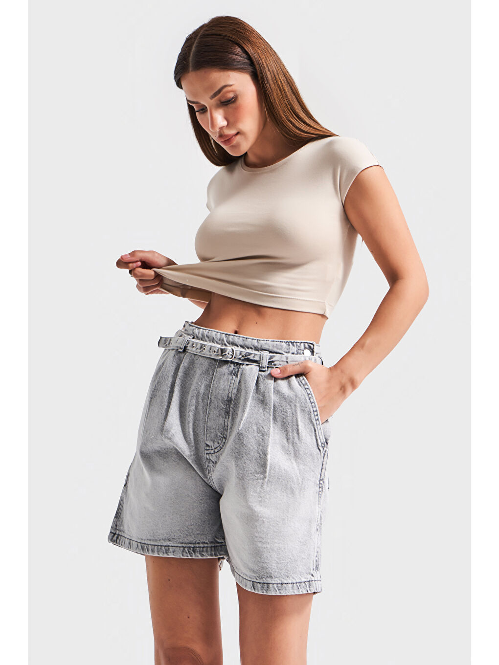 Kadın Gri Renk 4s5 12 Kemer Detaylı Midi Boy Pileli  100 Pamuk Denim Şort