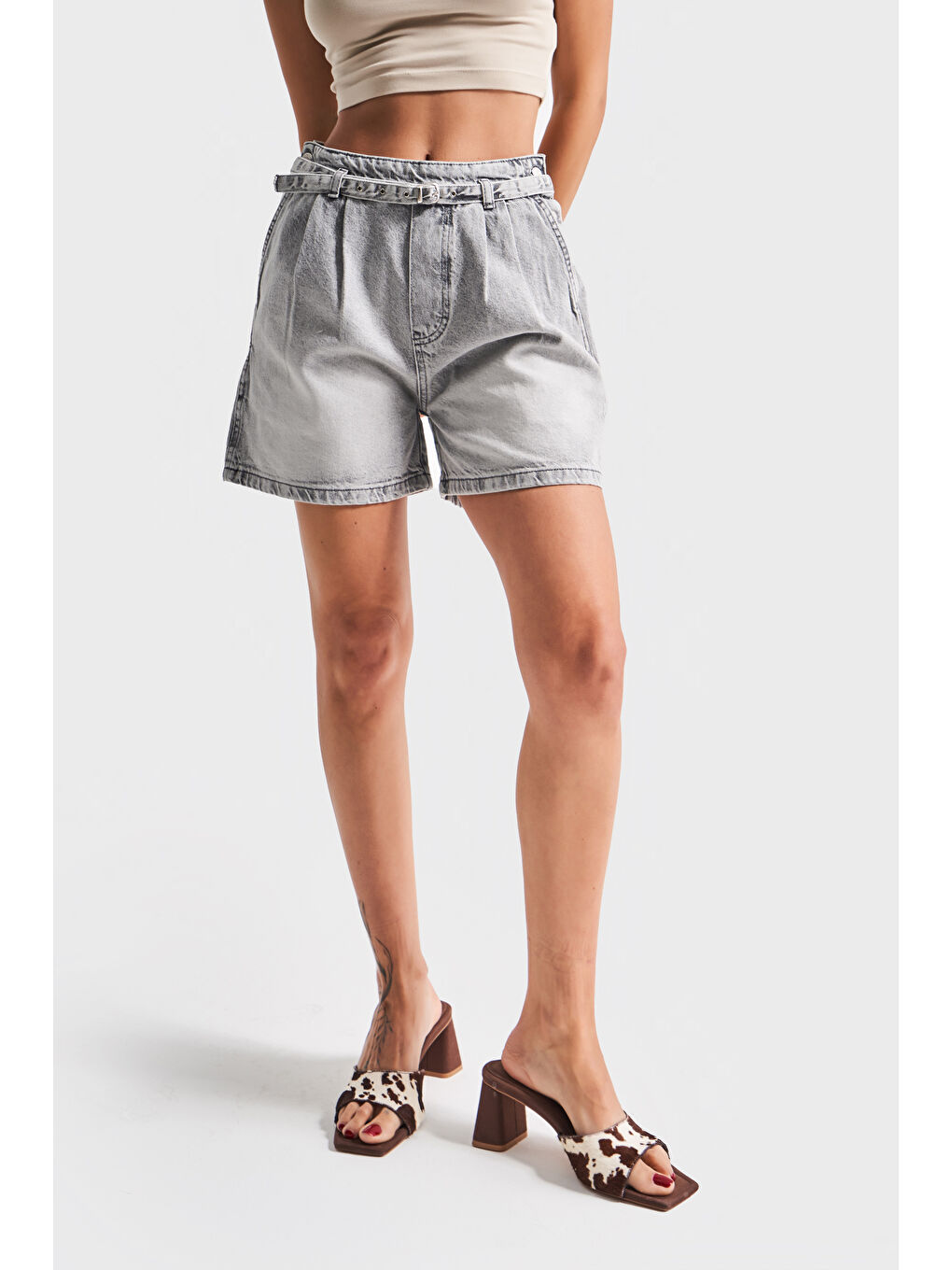 Kadın Gri Renk 4s5 12 Kemer Detaylı Midi Boy Pileli  100 Pamuk Denim Şort-2