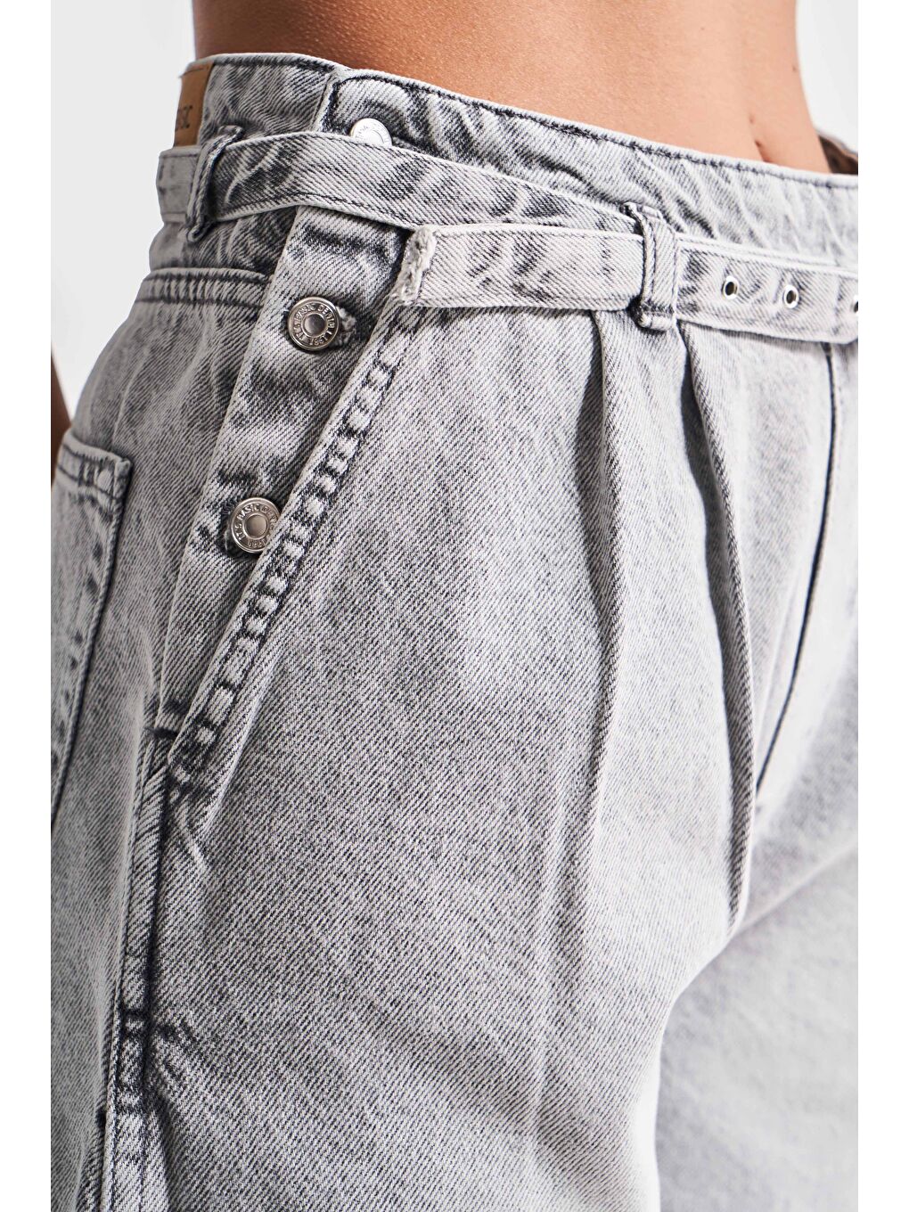 Kadın Gri Renk 4s5 12 Kemer Detaylı Midi Boy Pileli  100 Pamuk Denim Şort-3