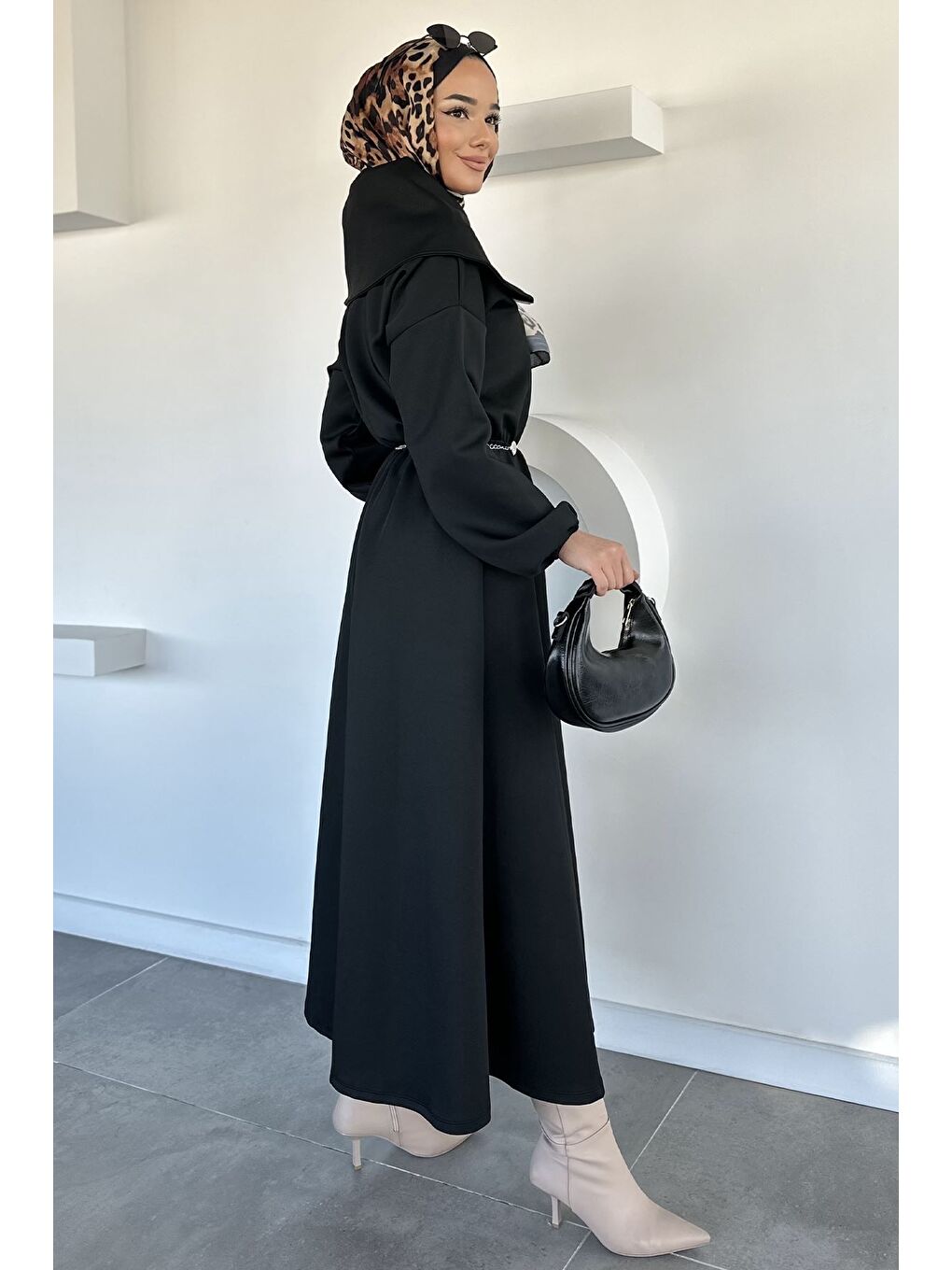 Siyah Ön Yarım Fermuarlı Bel Lastikli Zincir Aksesuarlı Tesettür Elbise-5
