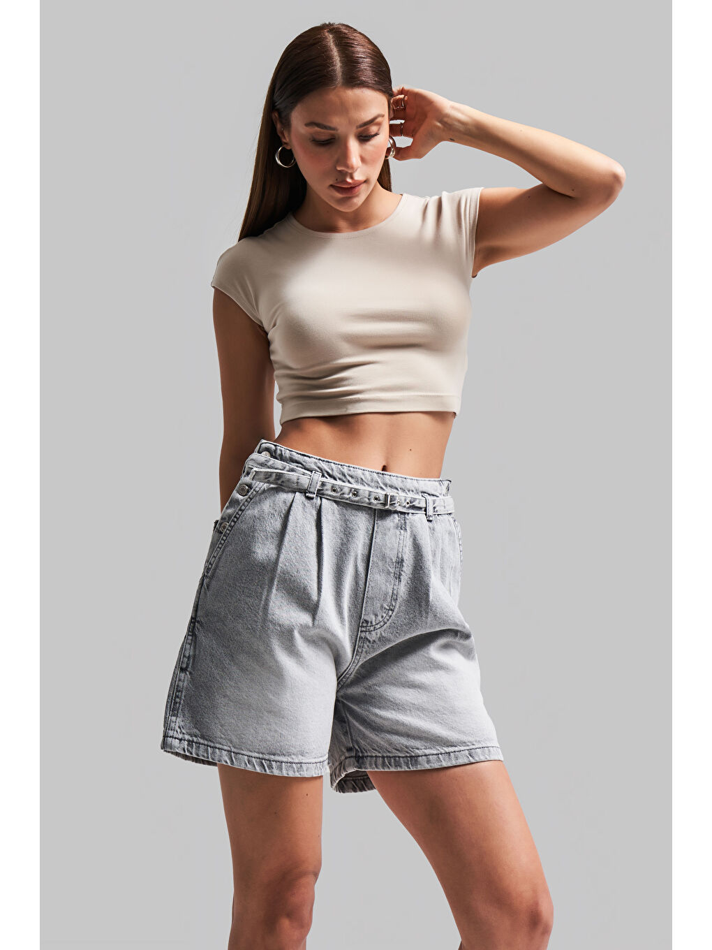Kadın Gri Renk 4s5 12 Kemer Detaylı Midi Boy Pileli  100 Pamuk Denim Şort-4