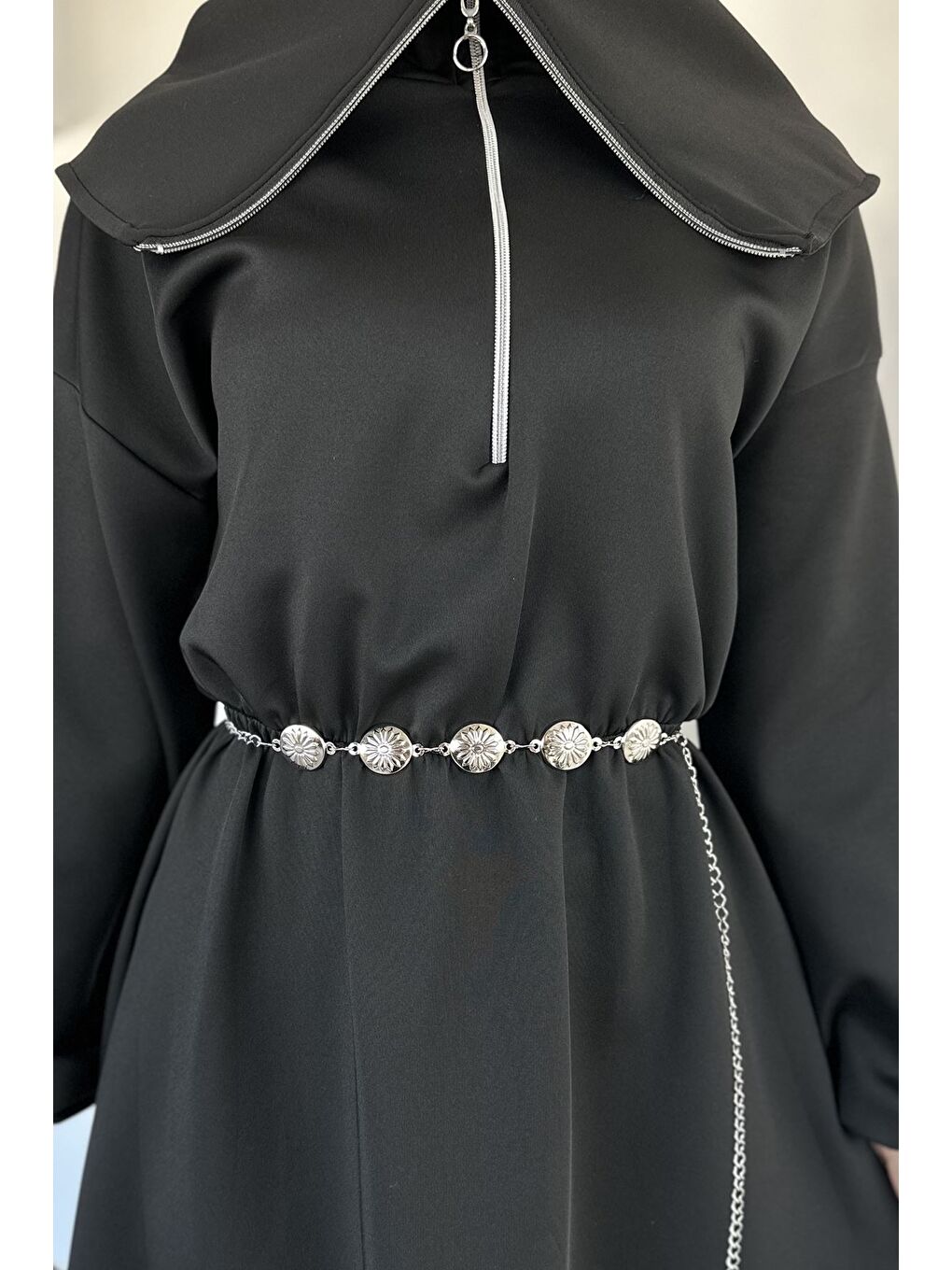 Siyah Ön Yarım Fermuarlı Bel Lastikli Zincir Aksesuarlı Tesettür Elbise-6