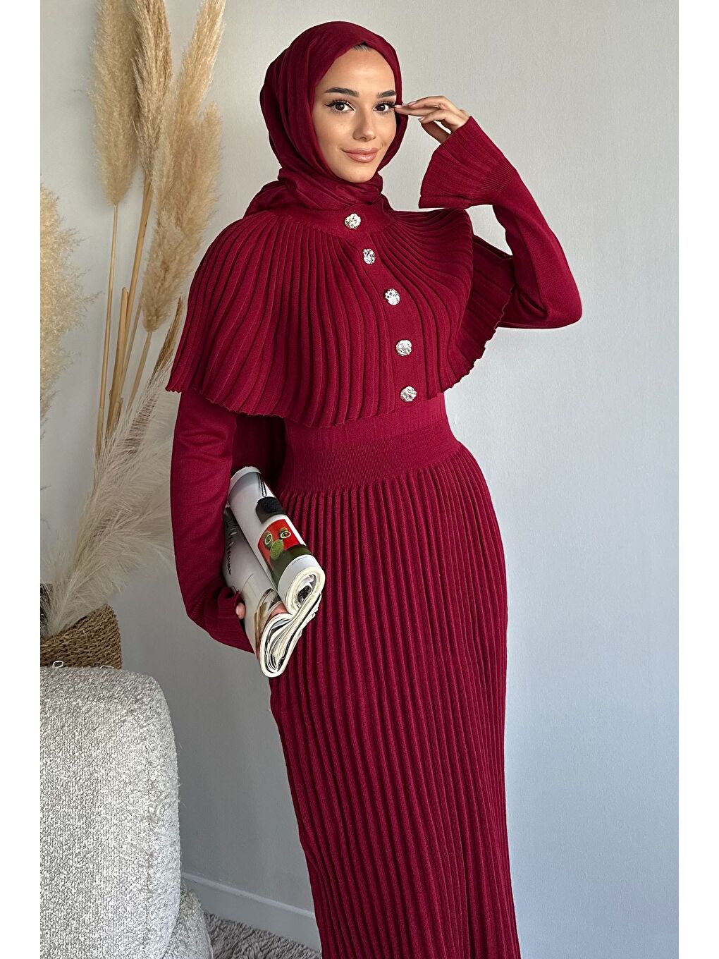 Bordo Pelerinli Pileli Tesettür Triko Elbise-3