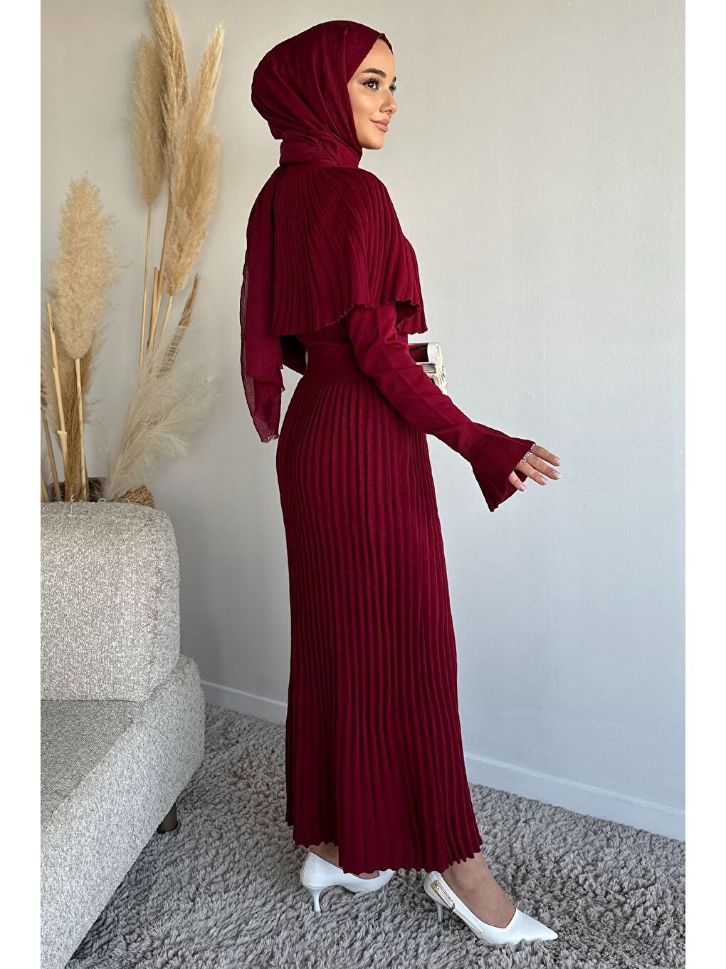 Bordo Pelerinli Pileli Tesettür Triko Elbise-4