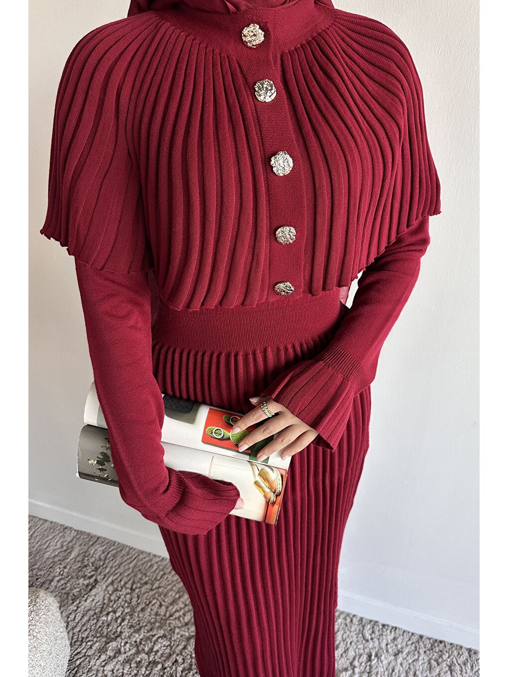 Bordo Pelerinli Pileli Tesettür Triko Elbise-6