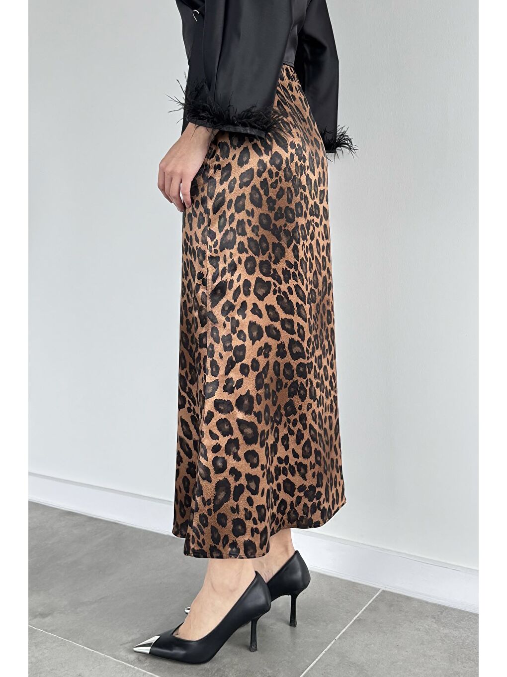 Bej Kadın Leopar Desenli Saten Etek-3