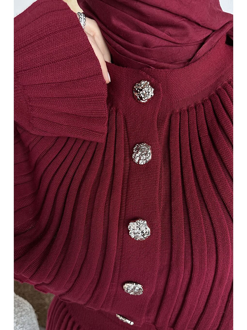 Bordo Pelerinli Pileli Tesettür Triko Elbise-8