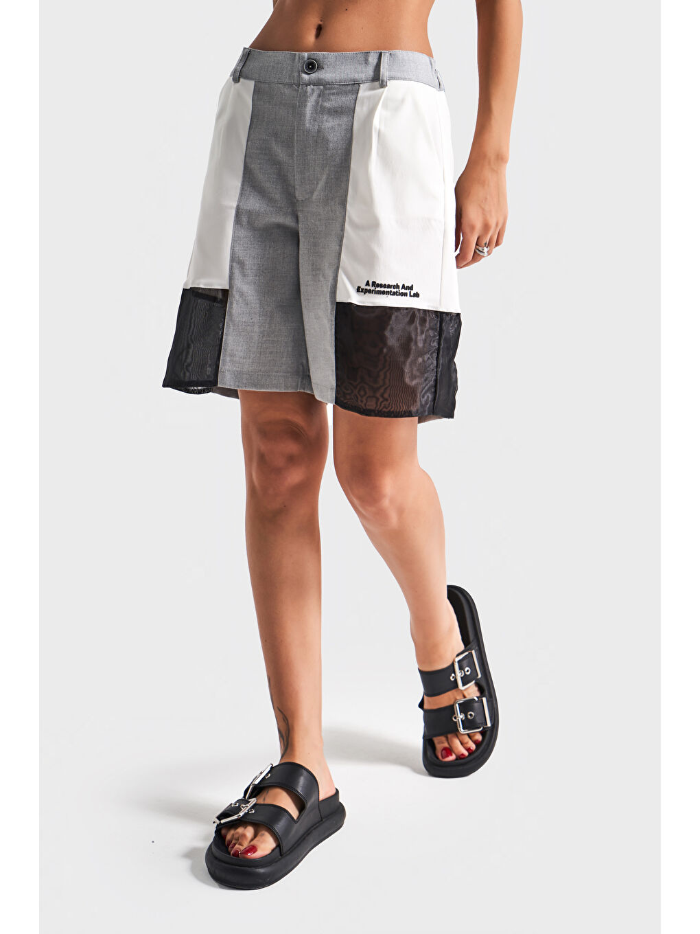 Kadın Gri Renk Tül Detaylı Midi Boy Tasarım Kumaş Şort-1