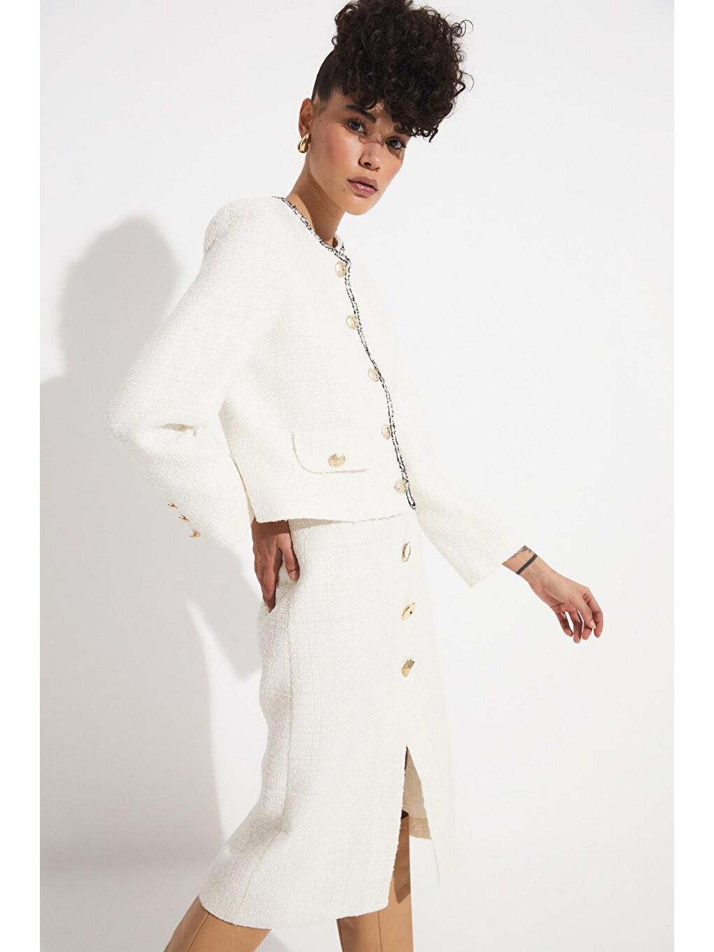 Beyaz Kadın Düz Kesim Yırtmaç Detaylı Önü Düğmeli Midi Boy Dokuma Etek-1