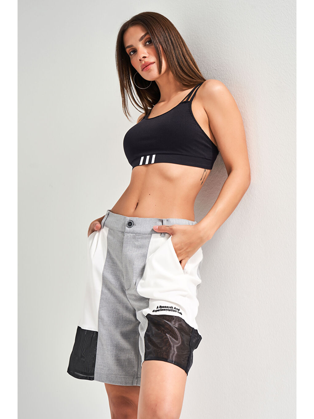 Kadın Gri Renk Tül Detaylı Midi Boy Tasarım Kumaş Şort-2