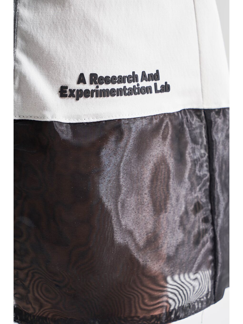 Kadın Gri Renk Tül Detaylı Midi Boy Tasarım Kumaş Şort-3