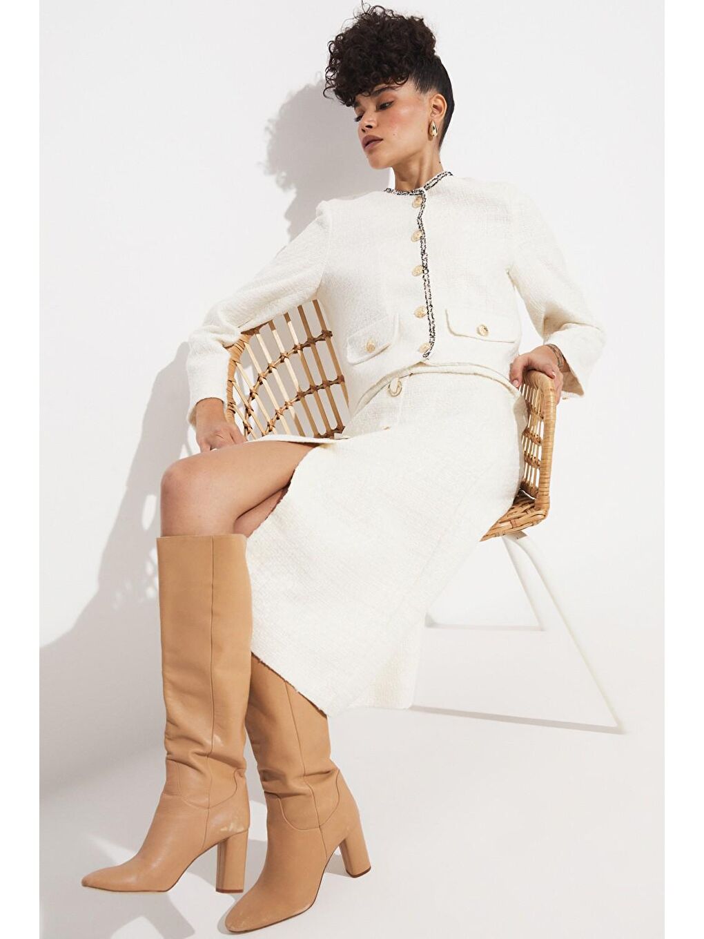 Beyaz Kadın Düz Kesim Yırtmaç Detaylı Önü Düğmeli Midi Boy Dokuma Etek-2