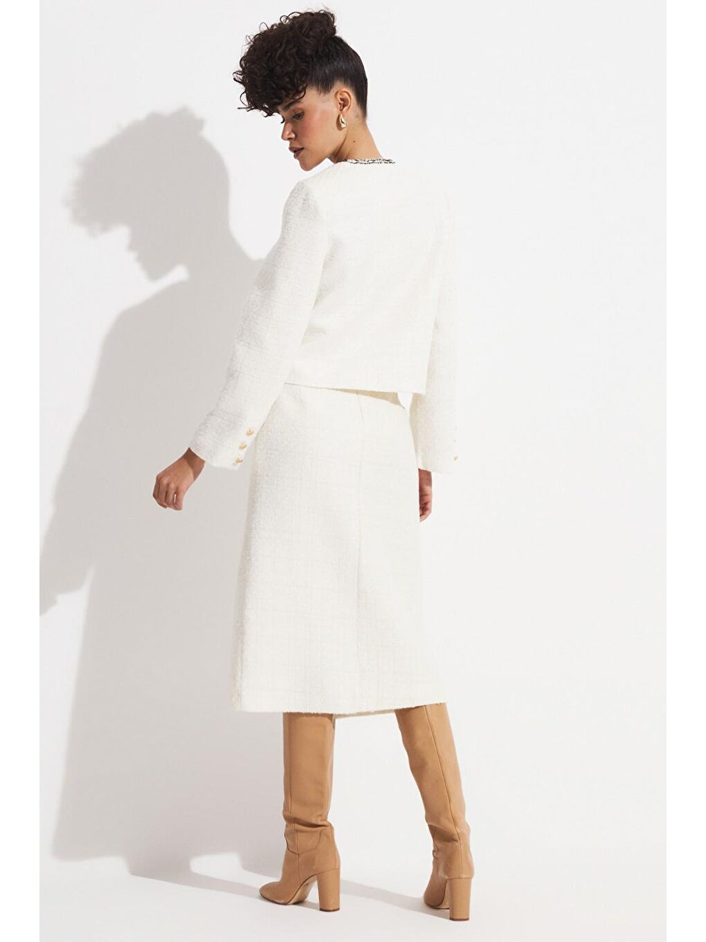 Beyaz Kadın Düz Kesim Yırtmaç Detaylı Önü Düğmeli Midi Boy Dokuma Etek-3