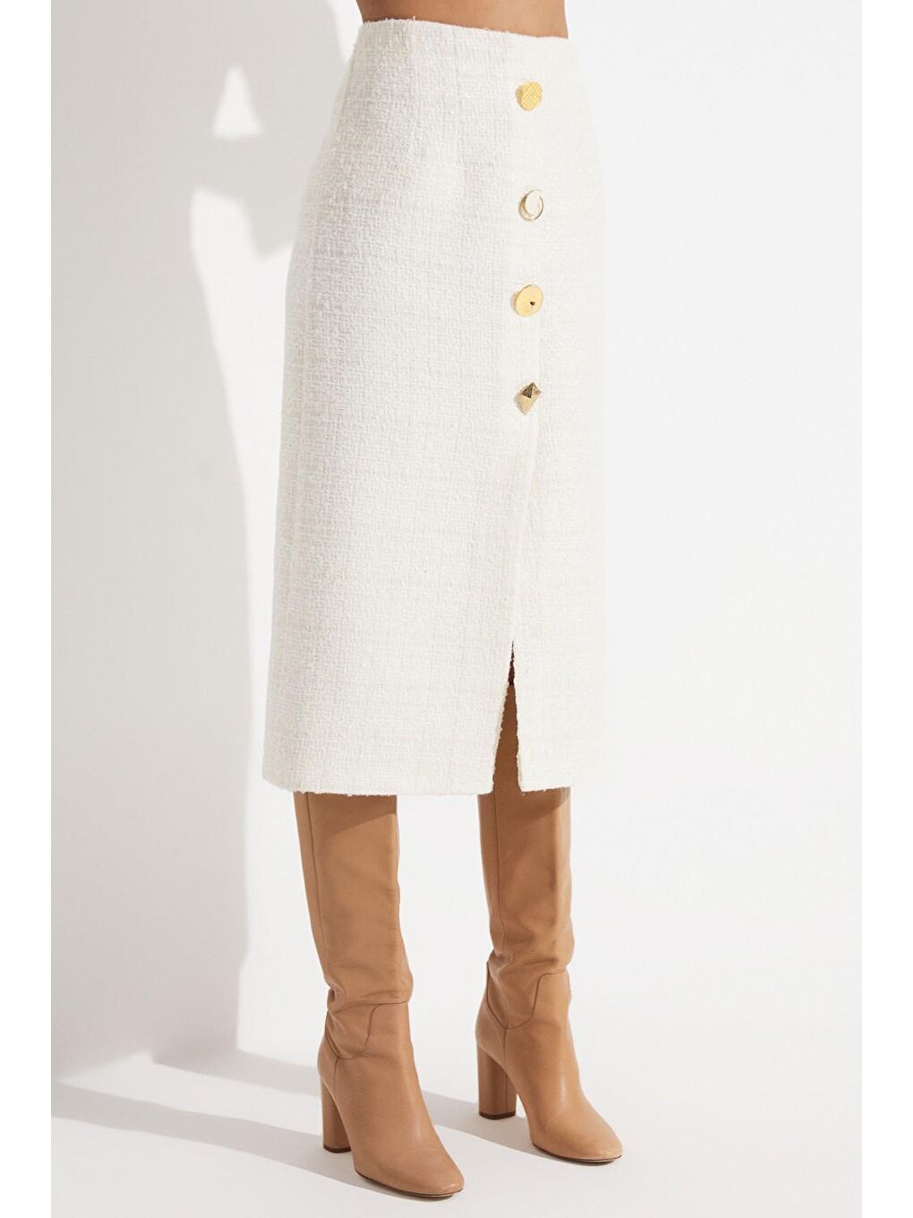 Beyaz Kadın Düz Kesim Yırtmaç Detaylı Önü Düğmeli Midi Boy Dokuma Etek-4