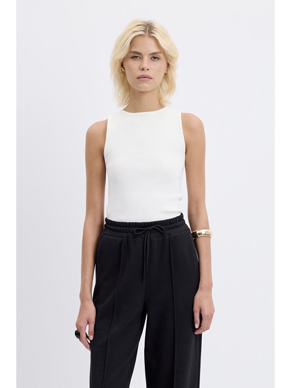 Yuvarlak Yaka Kolsuz Triko Body Ekru-1