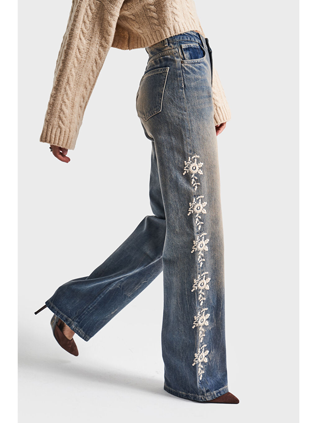 Mavi Kadın T.Kot Rengi 4w5-32 Straight Fit Yüksek Bel İç Boy 80cm Ekru Çiçek Nakışlı Tasarım Denim Jean