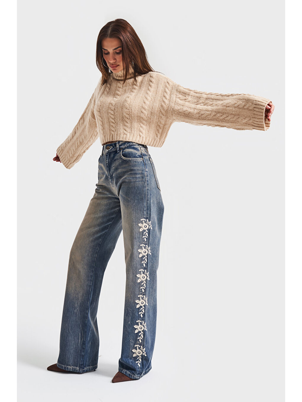 Mavi Kadın T.Kot Rengi 4w5-32 Straight Fit Yüksek Bel İç Boy 80cm Ekru Çiçek Nakışlı Tasarım Denim Jean-1