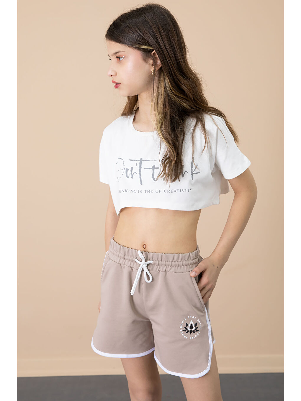 Kahverengi Kahve Yanları Yırtmaçlı Çiçek Baskılı Beli Lastikli Kız Çocuk Şort 20738-2