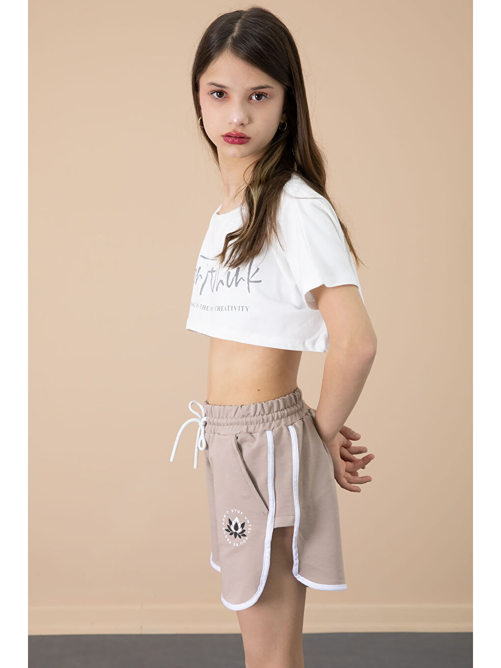 Kahverengi Kahve Yanları Yırtmaçlı Çiçek Baskılı Beli Lastikli Kız Çocuk Şort 20738-3