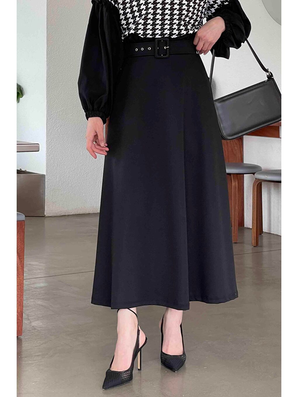 Kemer Detaylı Kloş Etek Siyah-1