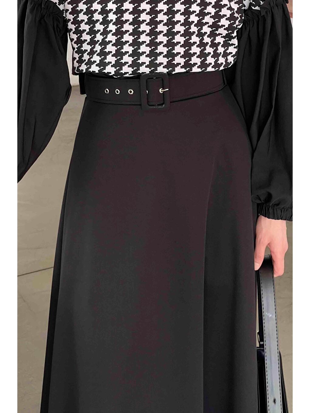 Kemer Detaylı Kloş Etek Siyah-3