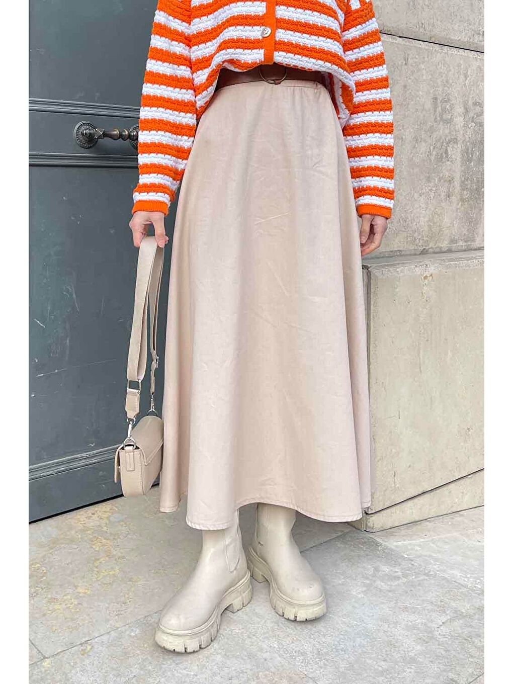 Bej Kemer Detaylı Kloş Etek Taş