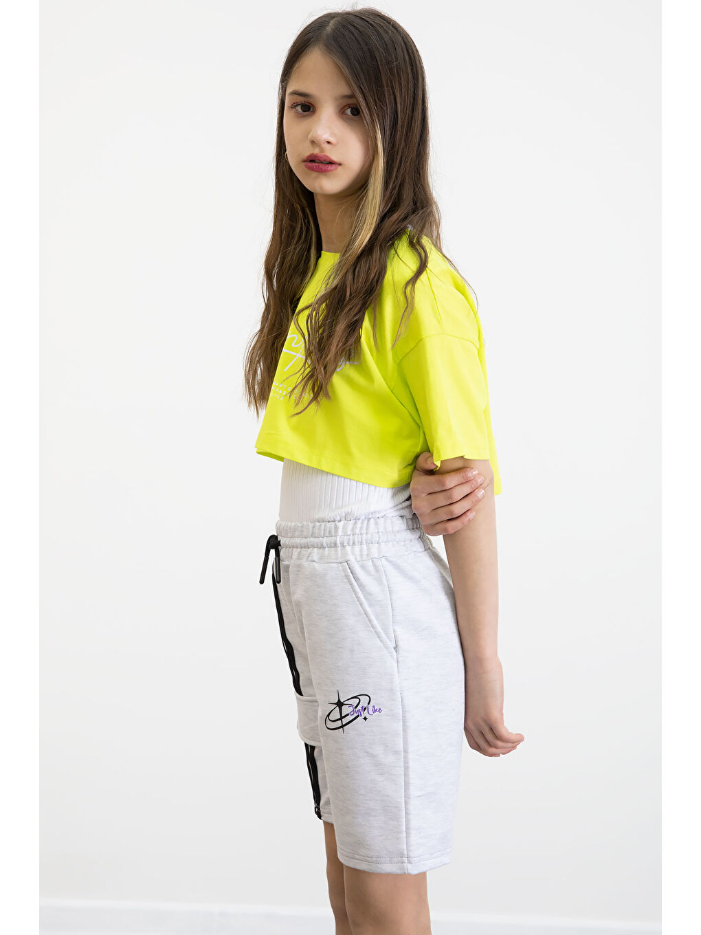 Gri Beli Lastikli Şerit Detaylı Kız Çocuk Şort 20752-3