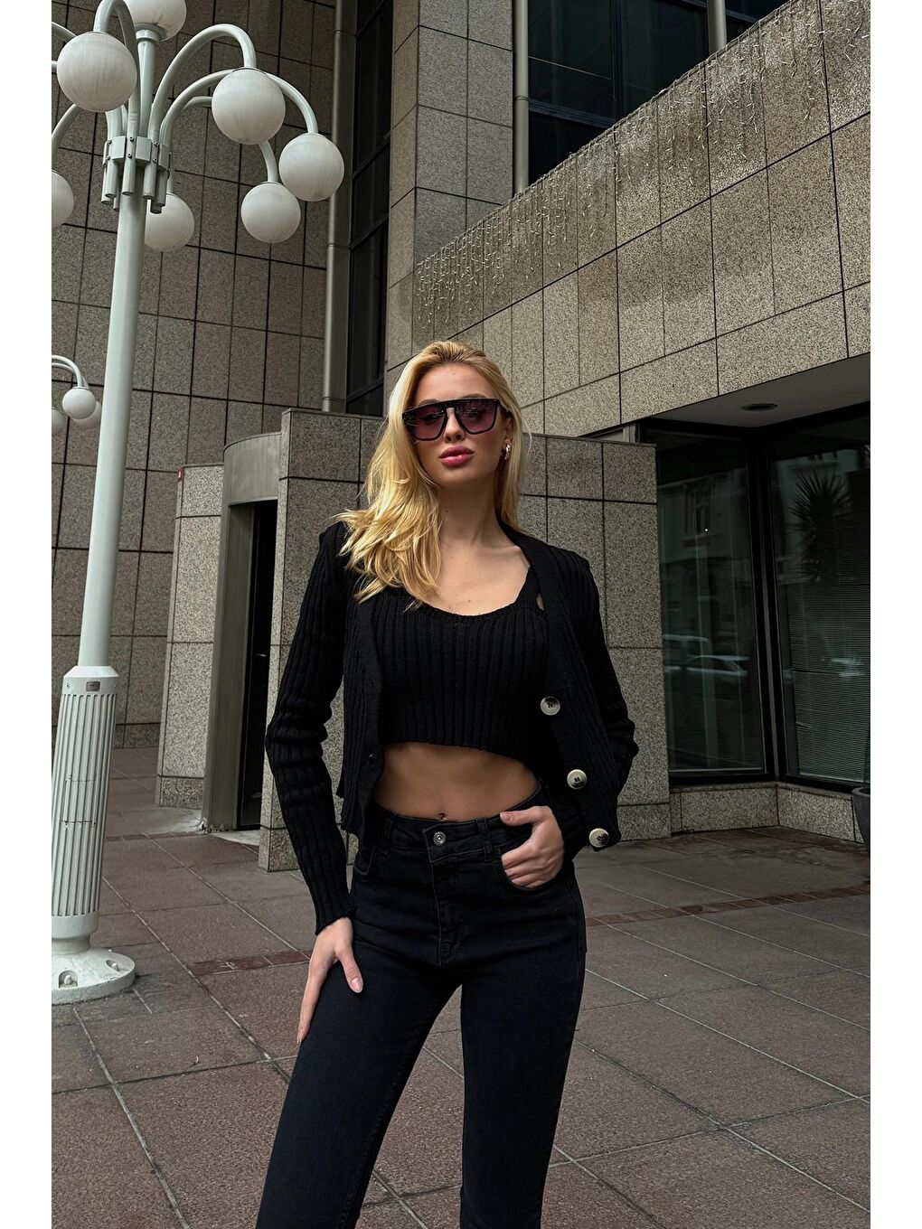 Siyah Askılı Bluz ve Düğmeli Hırka Triko Takım