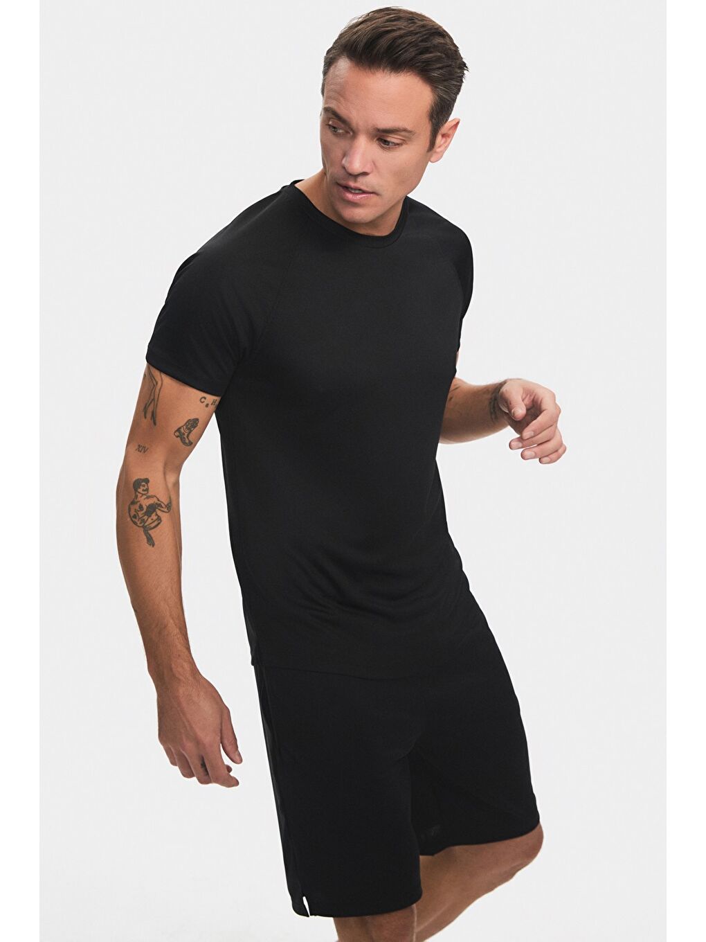 Siyah Erkek Slim Fit Reglan Kol Sporcu Tshirt-1